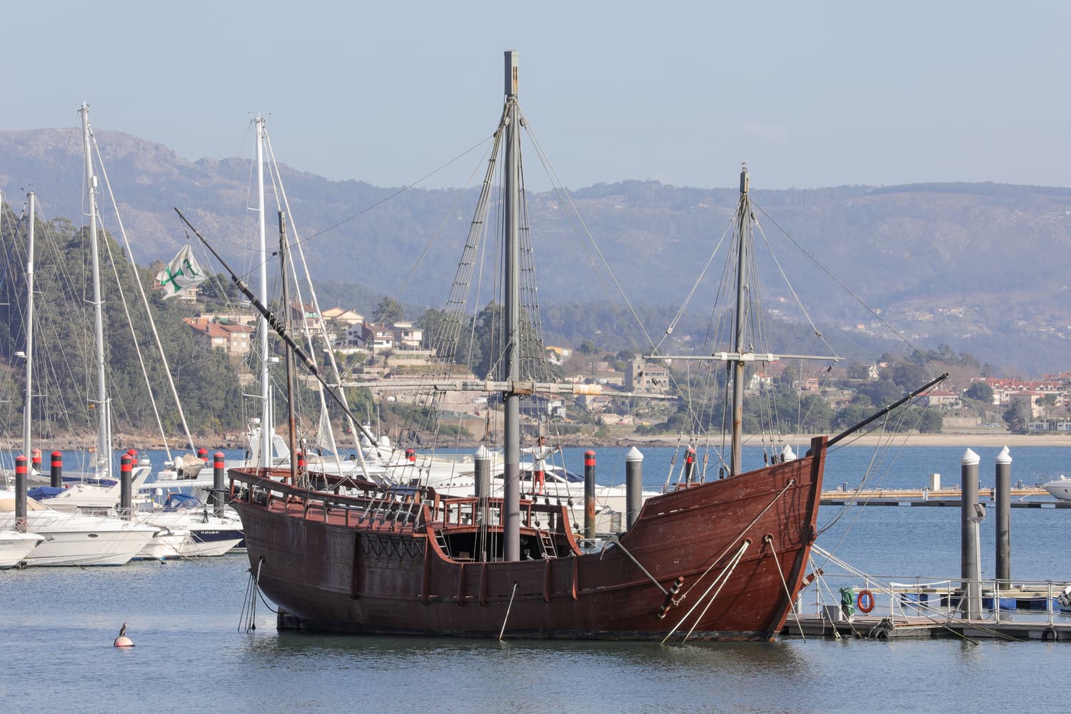 The full-size wooden replica of the caravel La Pinta moored in Baiona’s harbour